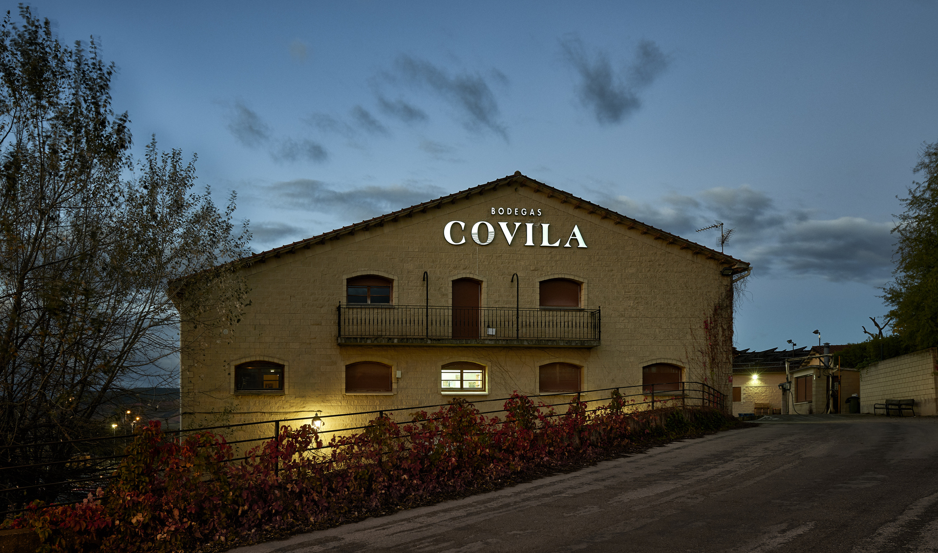 exterior-covina-noche-pan